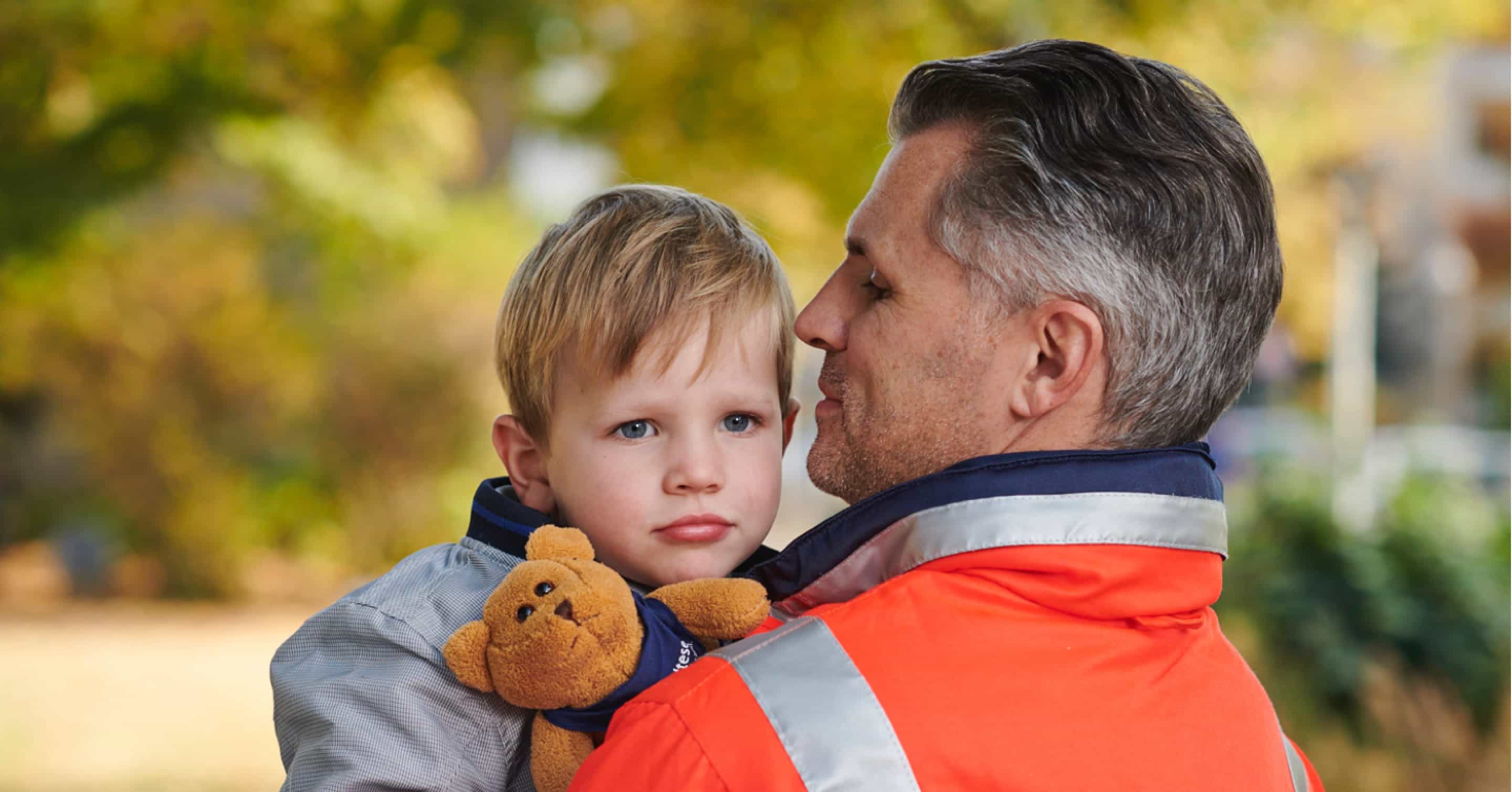 Ein Mitarbeiter der Malteser hält ein Kind auf dem Arm. Für den Malteser Hilfsdienst entwickelten wir eine deutschlandweite   Förderkampagne.
