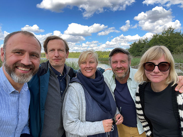 Die Chefs von Lachs von Achtern – Tobi, Jürgen, Franka, Eckart und Kati – machen ein Selfie am Strand.