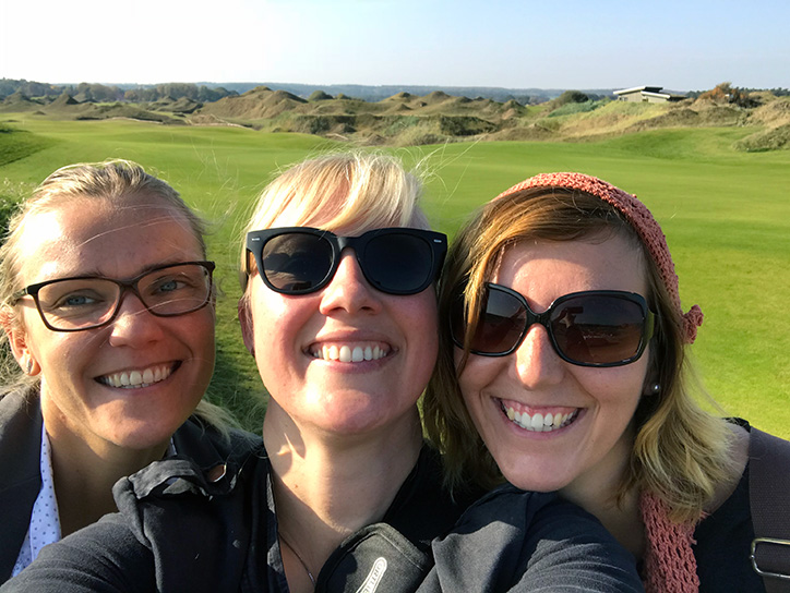 Sandra, Franka und Fränze machen ein Selfie auf dem Golfplatz von WINSTONgolf.