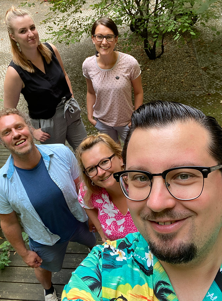 Eckart und Eric machen ein Selfie mit drei Mitarbeiterinnen des Landratsamtes Nordsachsen.